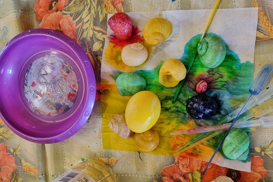 Ježečci z MŠ Soběchleby se připravují na Velikonoce - barvení vajíček 1