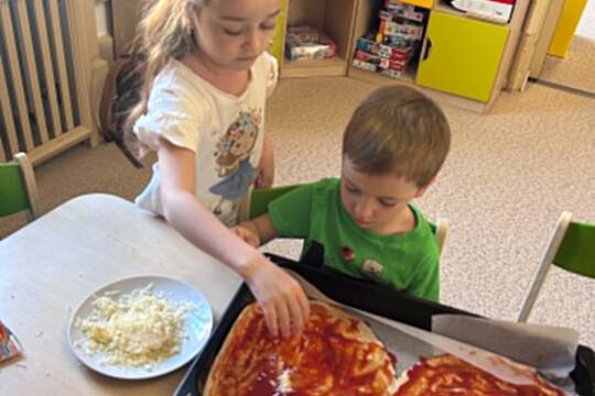 Včeličky připravovaly pizzu Včeličky připravovaly pizzu 1
