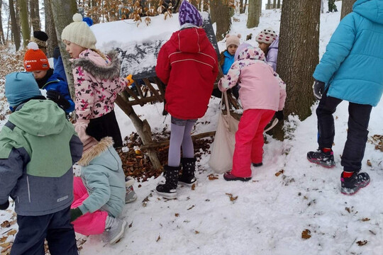 Děti z družiny pomáhají zimní přírodě 1