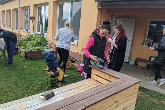 Odpolední brigáda s rodiči na školkové zahradě u Motýlků 1