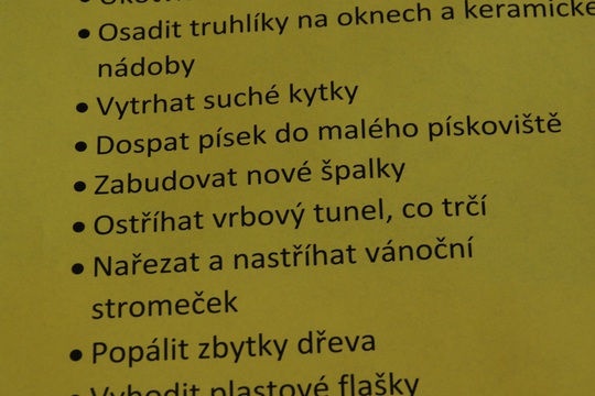 S prarodiči a rodiči na zahrádce 1