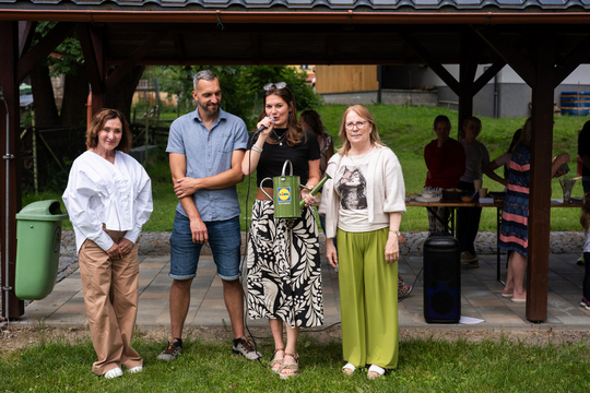 Základní a mateřská škola Tři Sekery slavnostně otevřela jedlou školní zahradu Základní a mateřská škola Tři Sekery slavnostně otevřela jedlou školní zahradu 1