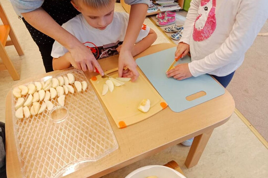 Sušení jablíček s dětmi 1