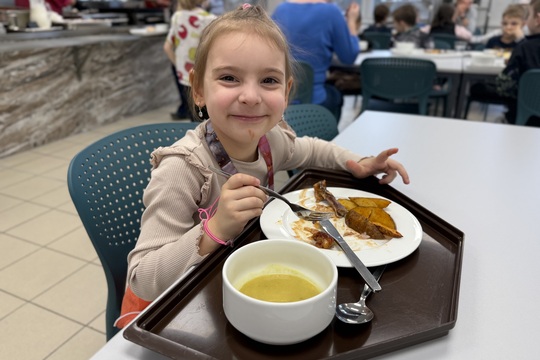 Maškarní veselí ve školní jídelně: když oběd chutná i baví Maškarní veselí ve školní jídelně: když oběd chutná i baví 1