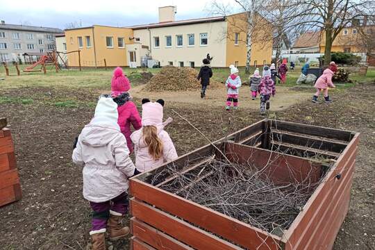 Úklid školní zahrady 1
