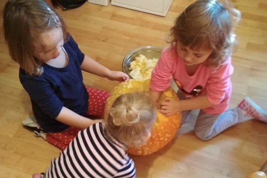 Oslava Halloweena s naší vypěstovanou dýní.  1