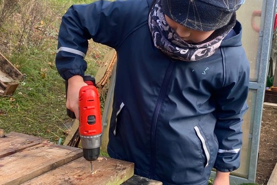 Děti tvoří kompost a pečují o skleník Děti tvoří kompost a pečují o skleník 1