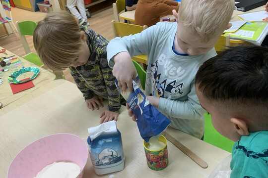 Děti pekly litý perník  1