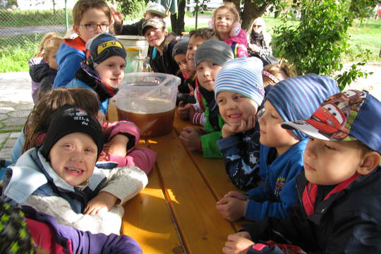 Děti ze školní družiny ZŠ Oskol Kroměříž navštívili moštárnu 1