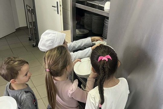 Děti v roli malých kuchařů a servírek 1