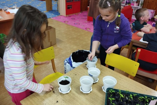 Dubnové aktivity ve třídě Motýlků a Včelek Dubnové aktivity ve třídě Motýlků a Včelek 1