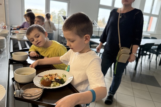 Když zdraví chutná: salát s pečenou rybou a domácí luštěninovou houstičkou Když zdraví chutná: salát s pečenou rybou a domácí luštěninovou houstičkou 1