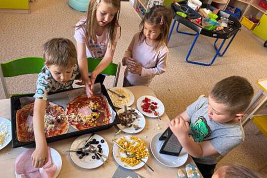 Včeličky připravovaly pizzu Včeličky připravovaly pizzu 1