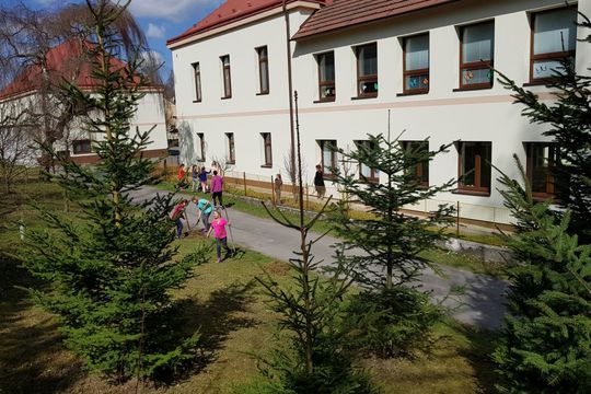Jarní úklid kolem školy aneb udělejme svět hezčí 1