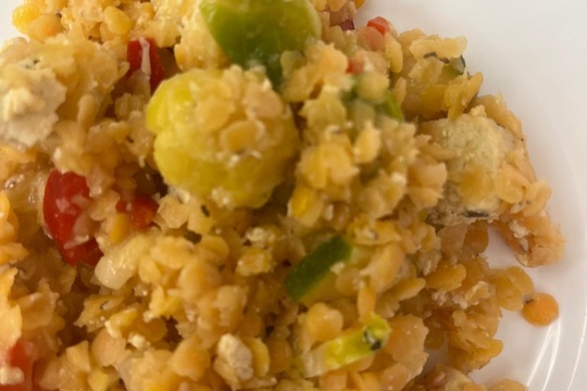 Salát z BIO červené čočky se zeleninou a tofu 1