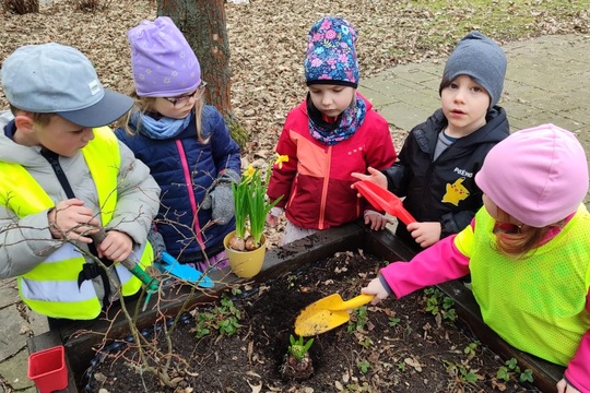 JARNÍ SÁZENÍ NA NAŠÍ ZAHRADĚ 1