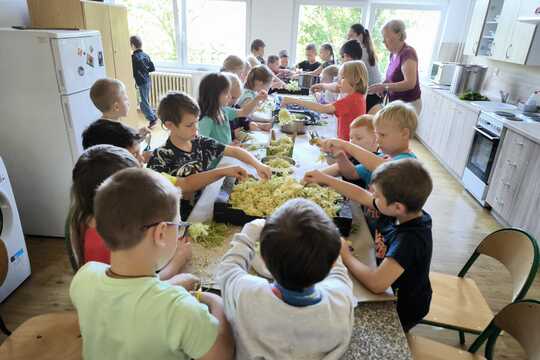 Voňavá bezinková šťáva vznikala pod rukama našich žáků Voňavá bezinková šťáva vznikala pod rukama našich žáků 1