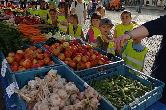 Návštěva farmářských trhů ve městě 1