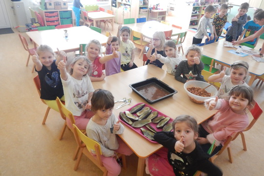 KROUŽEK VAŘENÍ v Beruškách s paní Martinkou Čuříkovou aneb ITÁLIE V ČECHÁCH – Vaříme s dětmi zapečené lilky se šunkou a mozzarellou. 1