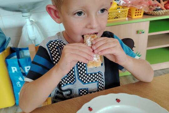 Kytičky z MŠ Kollárova - Jablečný závin 1