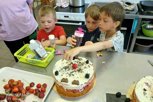 Předškoláci a jejich rozlučkový dort 1