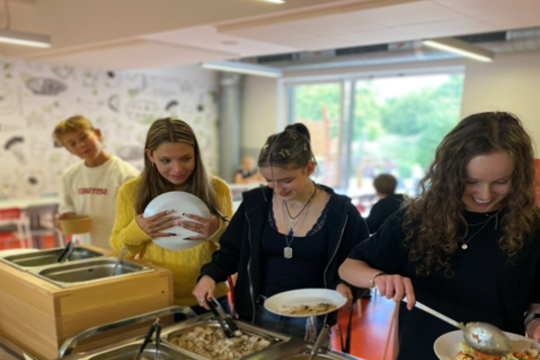 Bufetový výdej ve školní jídelně Magic Hill: Méně odpadu, více radosti 1