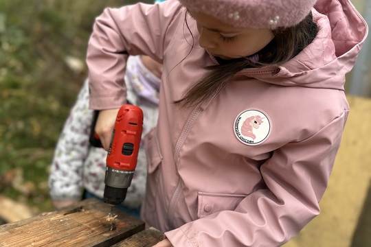 Děti tvoří kompost a pečují o skleník Děti tvoří kompost a pečují o skleník 1