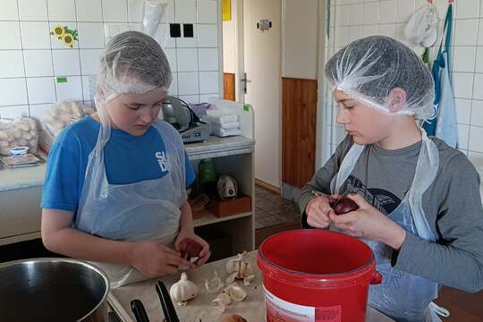 Brigádníci v kuchyni  1