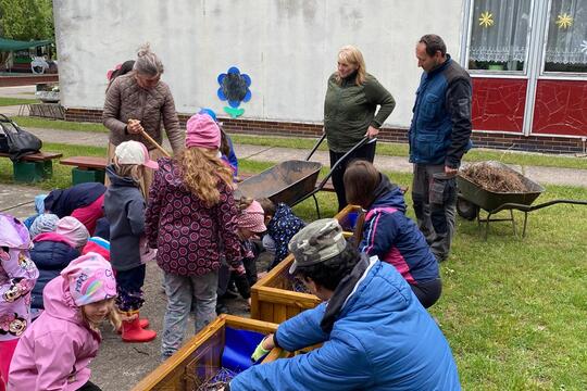 Slavnostní otevření naší "Jedlé školní zahrady" 1