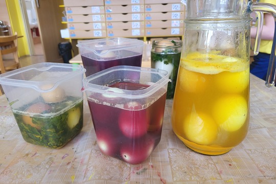 Jak jsme barvili vajíčka - Sluníčka 1