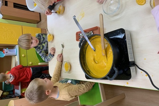 Berušky vařily dýnovou polévku  1