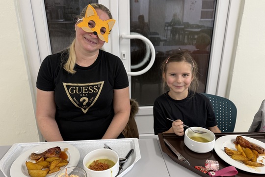 Maškarní veselí ve školní jídelně: když oběd chutná i baví Maškarní veselí ve školní jídelně: když oběd chutná i baví 1