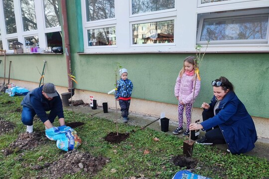 JARNÍ AKCE NA ZAHRADĚ S RODIČI - tvoříme jedlou zahradu 1