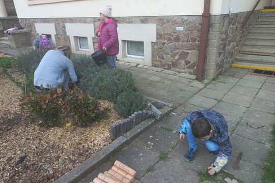 Jarní práce na bylinkové zahrádce u družiny. 1