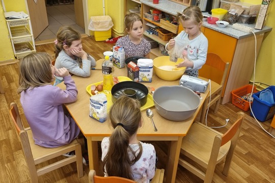 Ježečci z MŠ Soběchleby pečou ořechovou a mramorovou bábovku 1