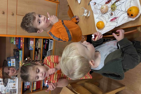 Děti ze třídy "Oranžový motýlek" připravily občerstvení na dýňovou slavnost 1