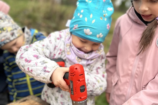 Děti tvoří kompost a pečují o skleník Děti tvoří kompost a pečují o skleník 1