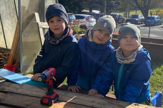 Děti tvoří kompost a pečují o skleník Děti tvoří kompost a pečují o skleník 1