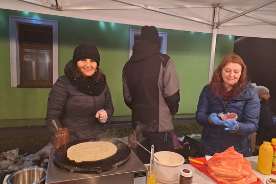 Rozsvícení vánočního stromečku s farmářským a školním jarmarkem Rozsvícení vánočního stromečku s farmářským a školním jarmarkem 1