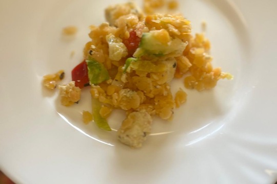 Salát z BIO červené čočky se zeleninou a tofu 1