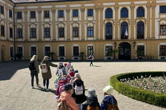 Třída Sluníček na výletě za poznáním i chutí Třída Sluníček na výletě za poznáním i chutí 1