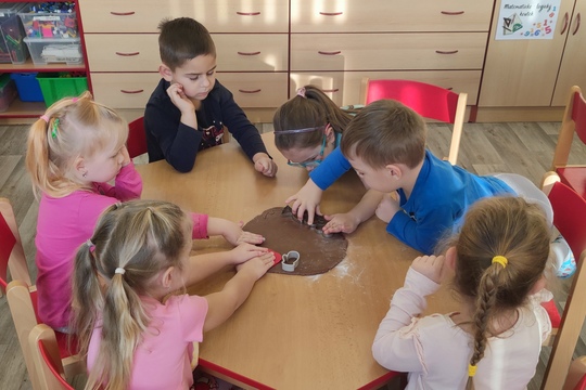 Koťátka z MŠ Kollárova - Vánoční pečení 1