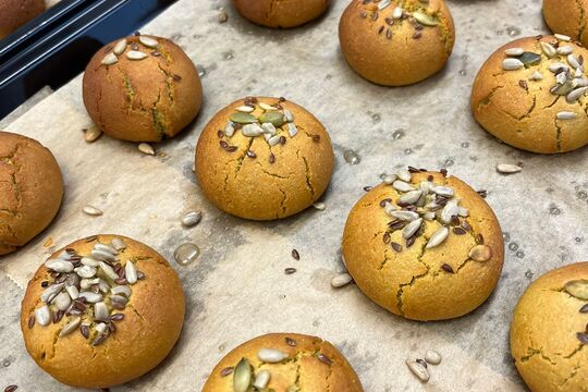 Když zdraví chutná: salát s pečenou rybou a domácí luštěninovou houstičkou Když zdraví chutná: salát s pečenou rybou a domácí luštěninovou houstičkou 1