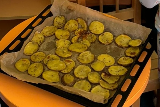 Mezinárodní den brambor - příprava bramborových lupínků 1