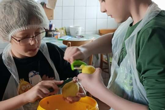 Brigádníci v kuchyni  1