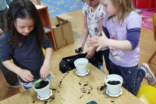 Dubnové aktivity ve třídě Motýlků a Včelek Dubnové aktivity ve třídě Motýlků a Včelek 1