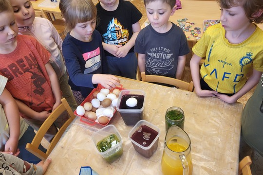 Jak jsme barvili vajíčka - Sluníčka 1