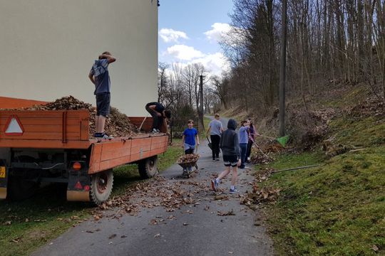 Jarní úklid kolem školy aneb udělejme svět hezčí 1