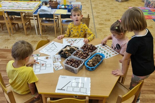 MŠ Sluníčko Krupka - Poznáváme podzimní přírodu se skřítkem Lesníčkem a vílou Lesněnkou 1