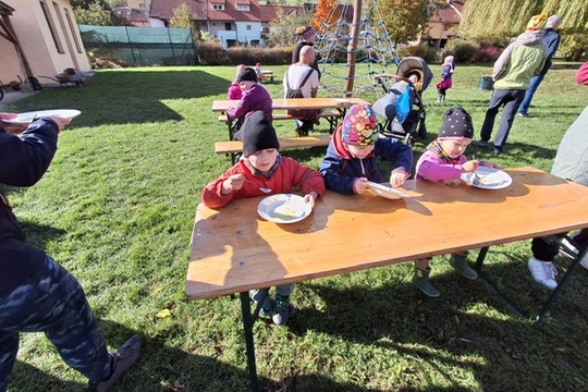 Brigáda v MŠ Předklášteří: Společná práce, rozpadlé záhony, zeleninová polévka a 1. ročník soutěže o nejlepší štrúdl 1